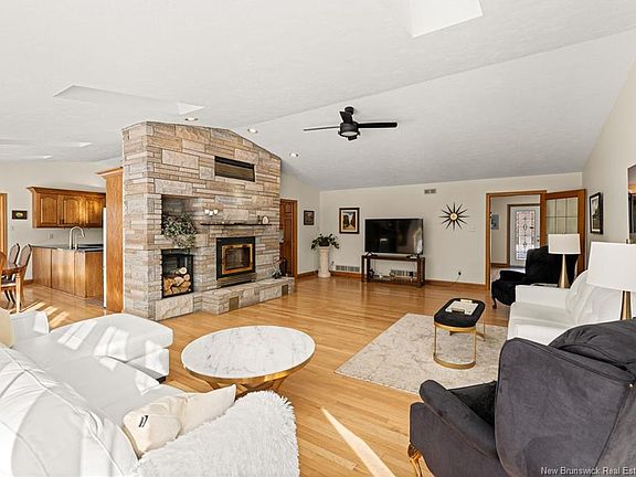 5th image of 829 Coverdale Rd