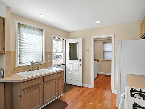 4th image of 4722 Grace St