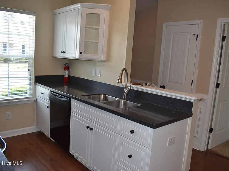 301 York Ln — Photo 4