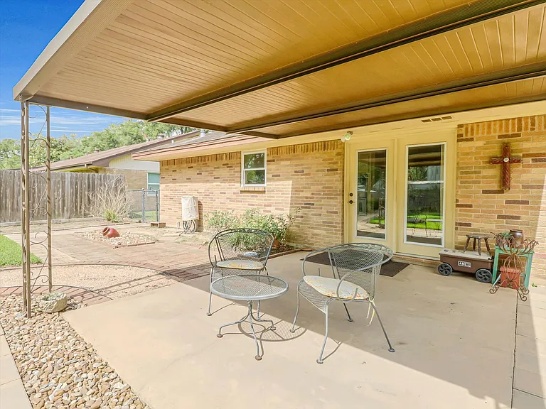 805 Bluebonnet Ln — Photo 17