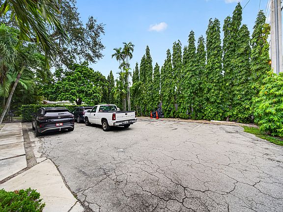 2nd image of 928 Bird Rd #3