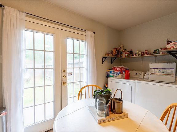 5th image of 1218 Georgia St