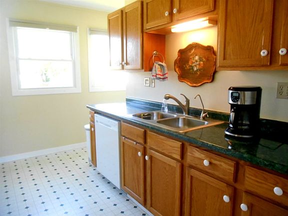 4th image of 25 Middlebury Ave