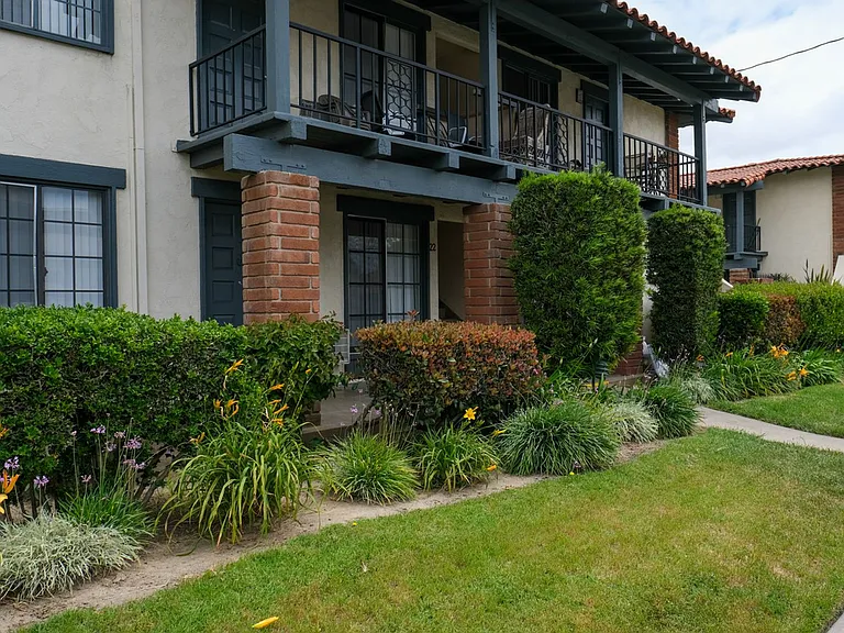 Tustin Villas — Photo 21