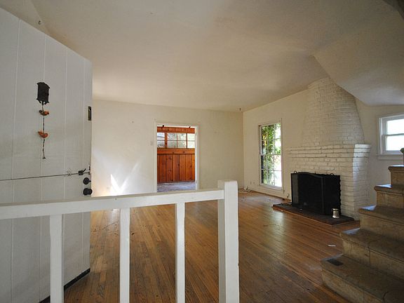 3rd image of 8323 Lookout Mountain Ave