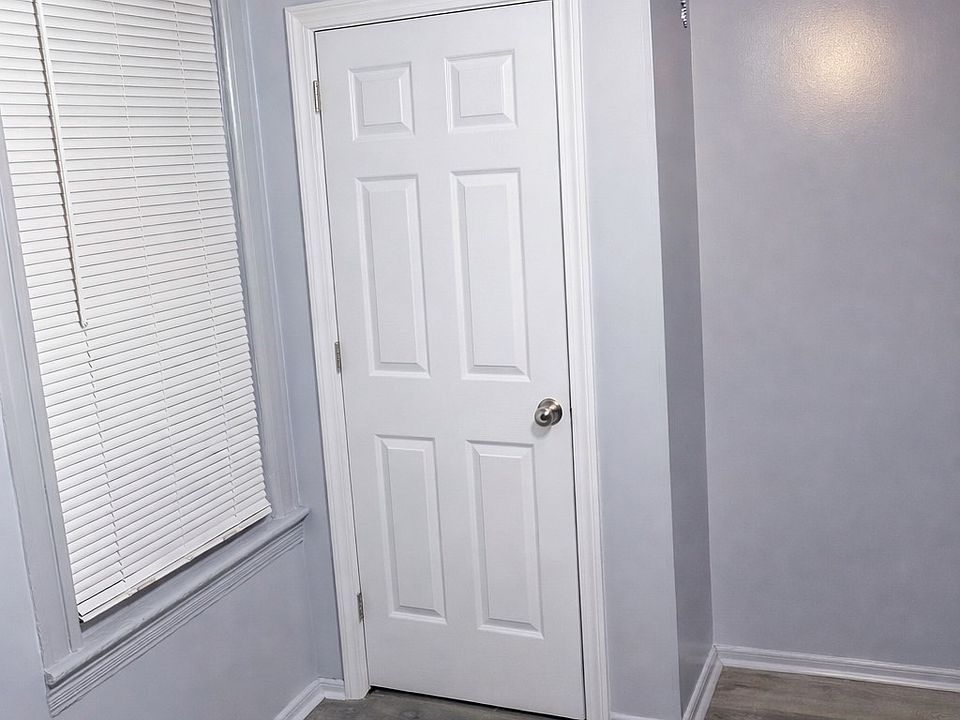 2nd image of 120 Elizabeth St Room 1
