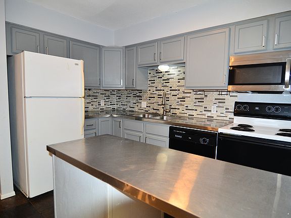 large kitchen, great for entertaining