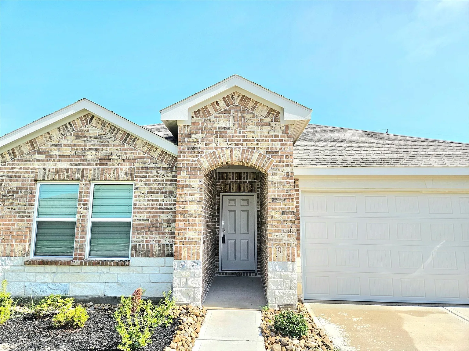 4 bed, 2.0 bath, $2,300 — Photo 2