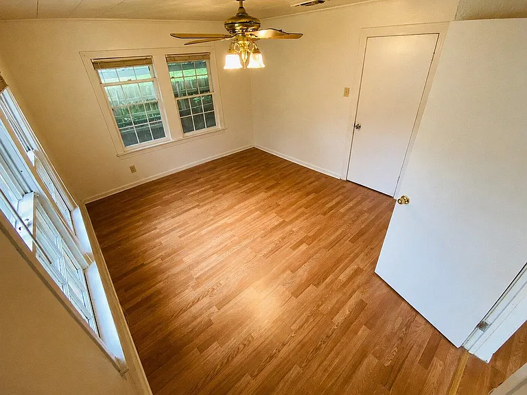 365 E Irby St — Photo 8