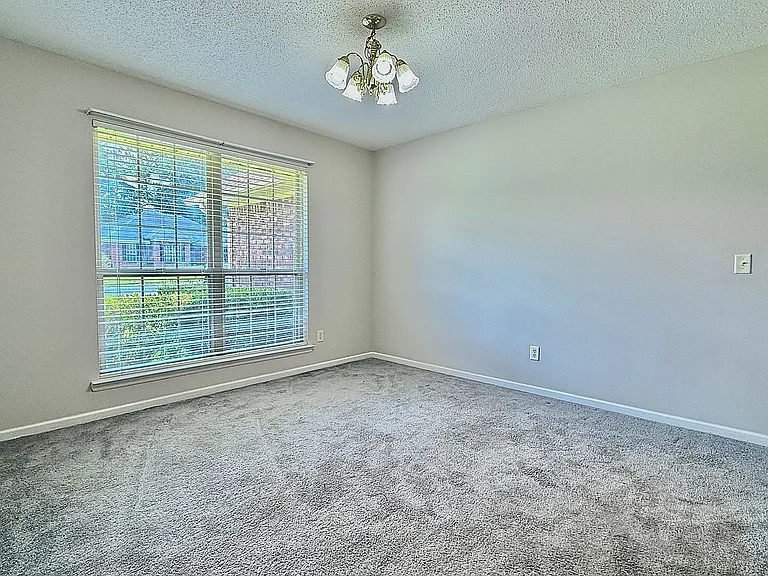 1130 Montclair Dr — Photo 5