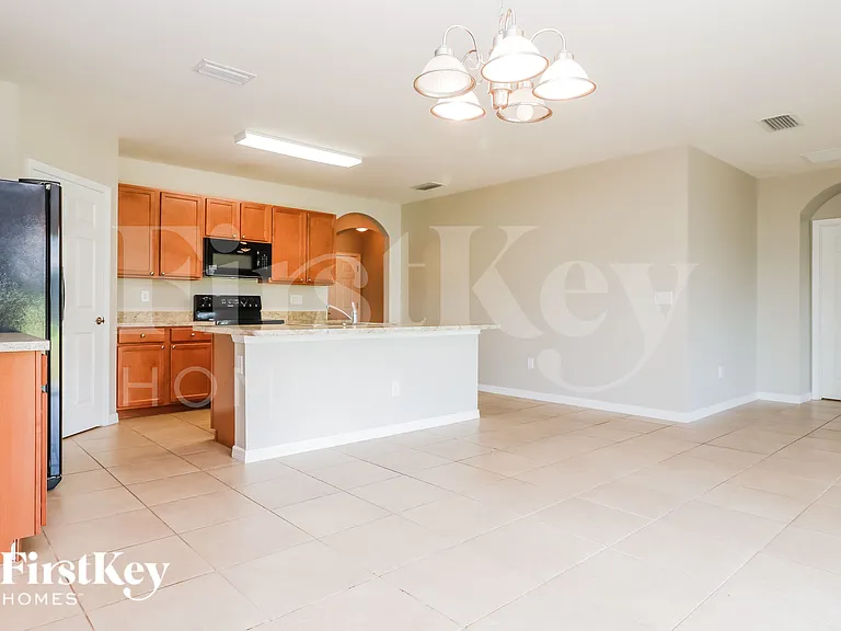 710 SW 12th St — Photo 6