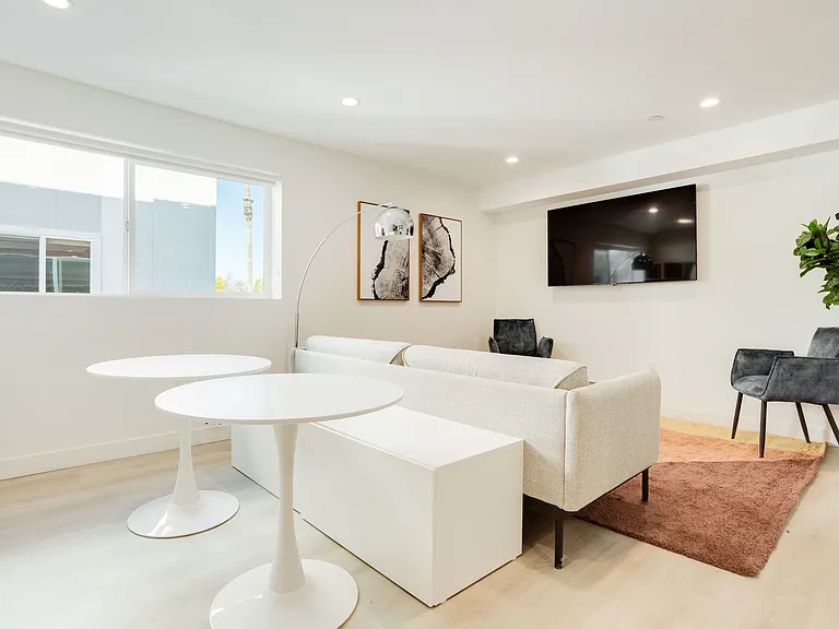 1224 W 37th Pl — Photo 30