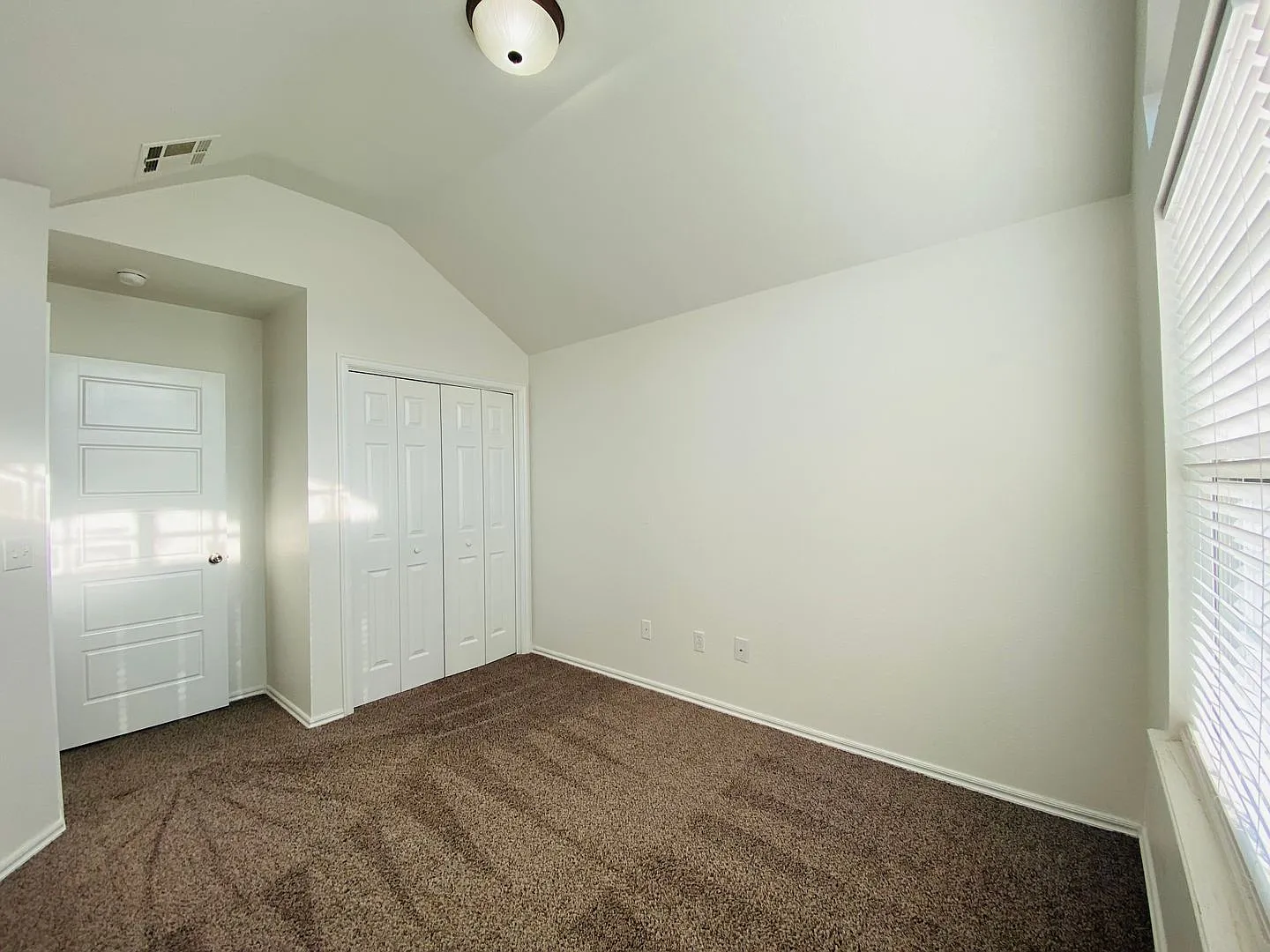 Freshly remodeled, 4 bed, 2 bath house in Mustang — Photo 4