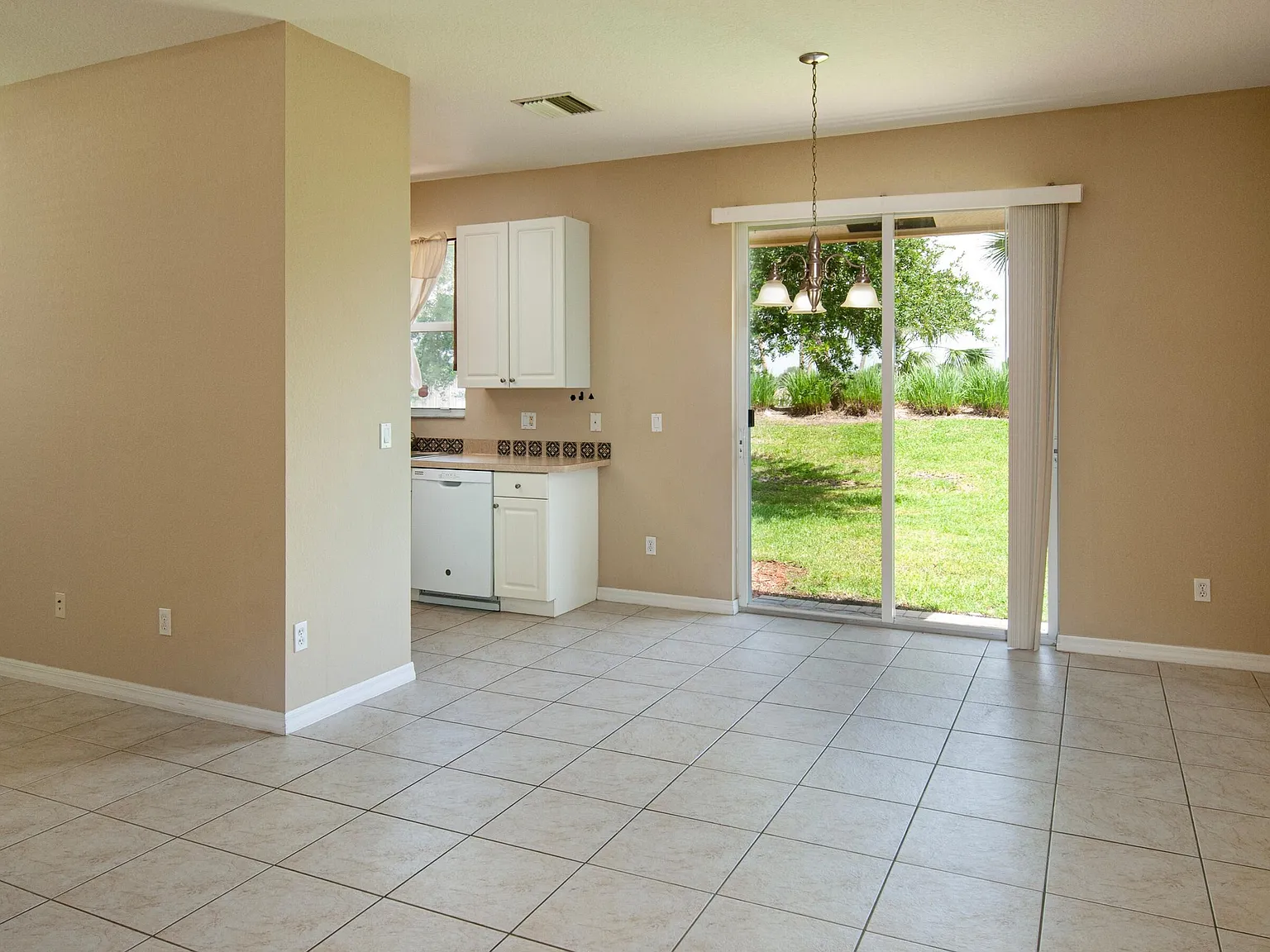3 bed, 2.0 bath, 1340 sqft, $2,100 — Photo 3