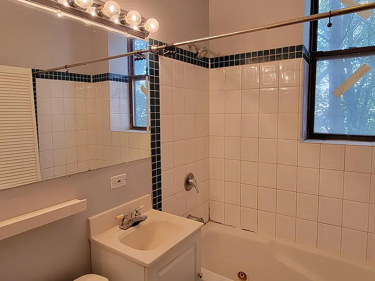 1402 W Superior St #2F — Photo 6