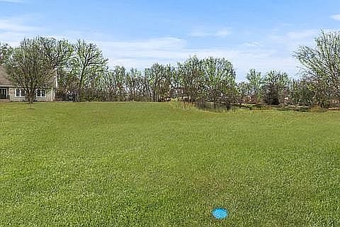 2nd image of 824 Merry Ln