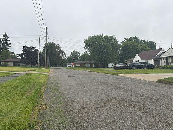 4th image of 652 Hazel St