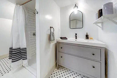 4 bed, 2300 sqft, $2,500 — Photo 3