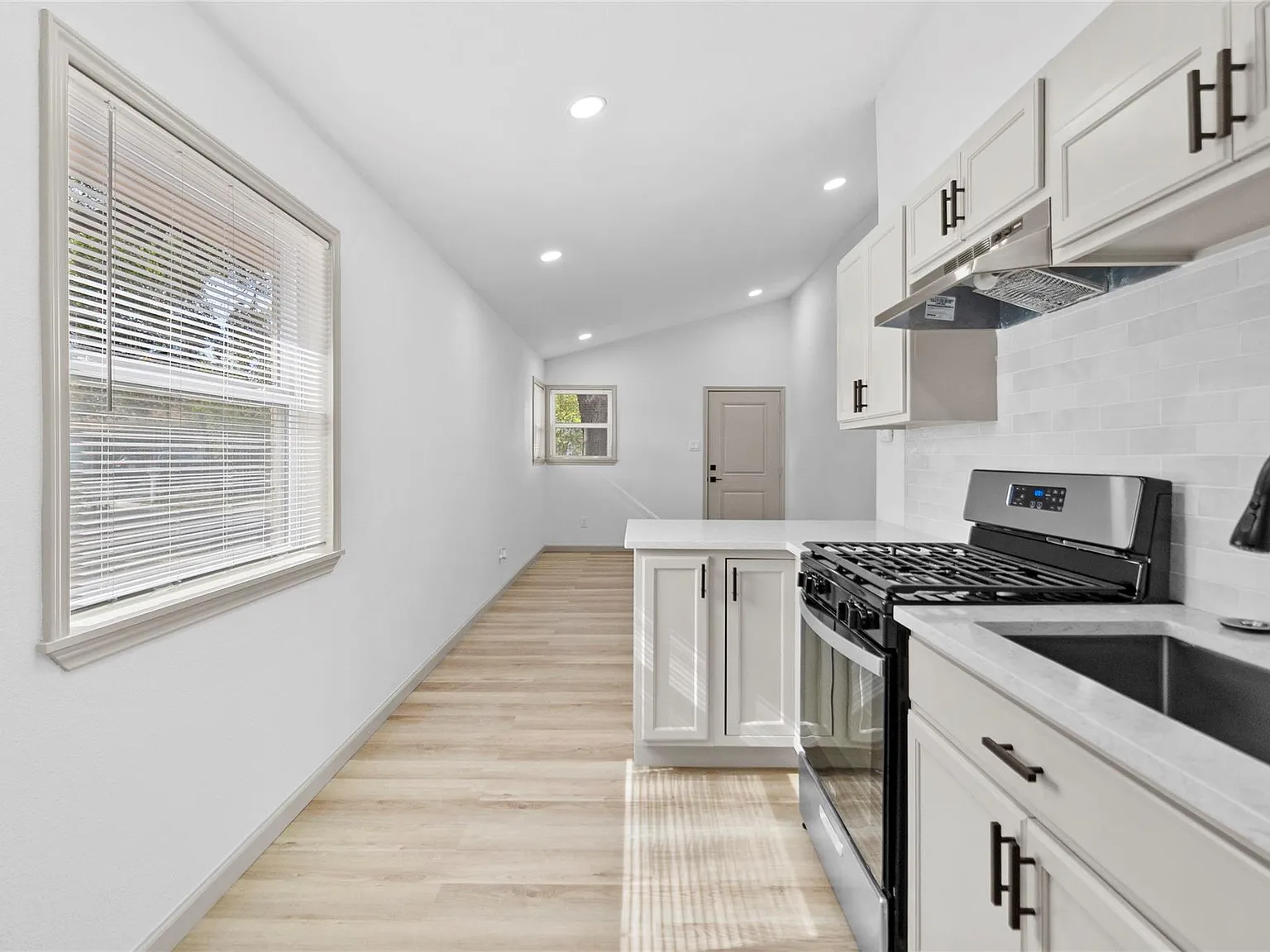 2 bed, 1.0 bath, 690 sqft, $1,200 — Photo 1