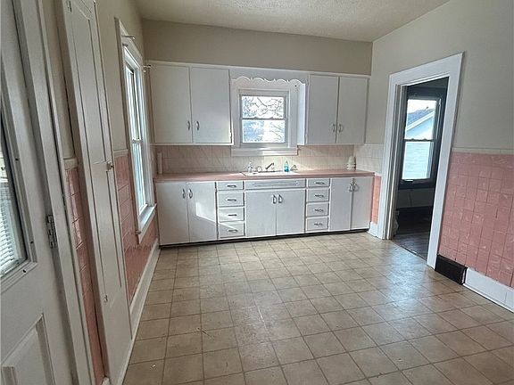3rd image of 15 Katherine St