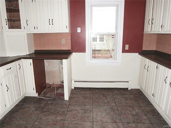 3rd image of 811 Hillside St
