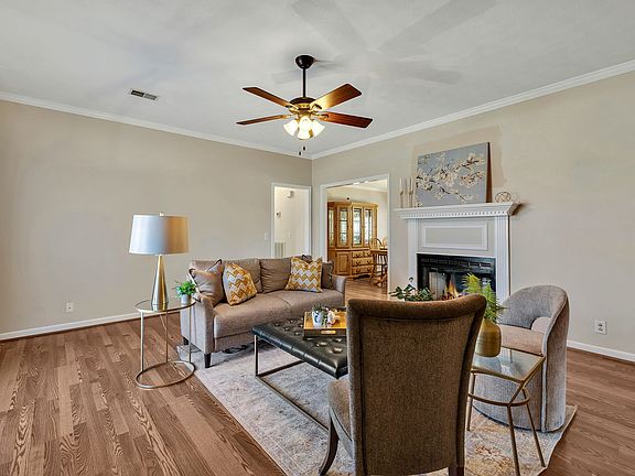 4th image of 303 Spring Hill Dr