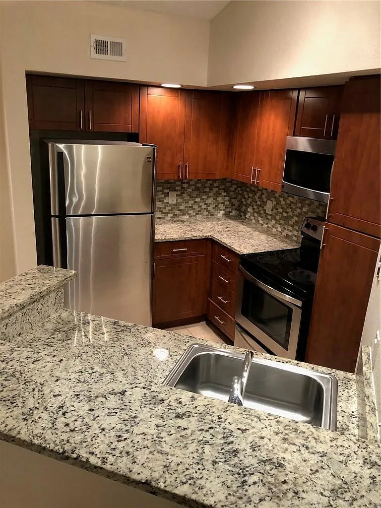 2 bed, 2.0 bath, 1065 sqft, $2,350 — Photo 2