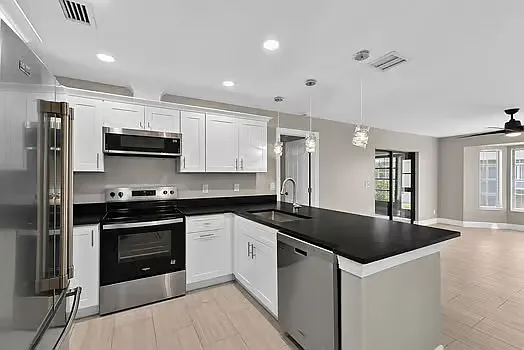4836 Marine Dr — Photo 10