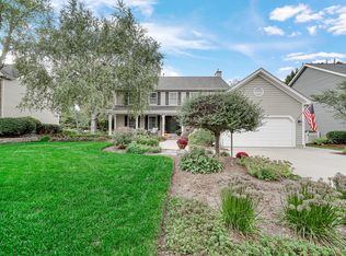 563 Bittersweet Trl, Crystal Lake, IL 60014