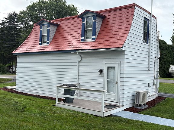 3rd image of 906 Main St