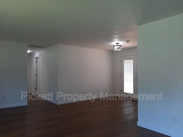 212 NE Torval Canyon Rd — Photo 5