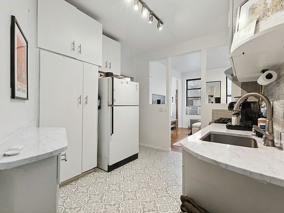 3rd image of 64 Macdougal St APT 12