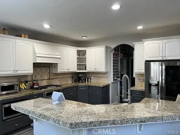 514 Pioneer Rd, Lake Arrowhead, CA 92352