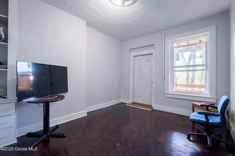 4th image of 96-98 Chestnut Street