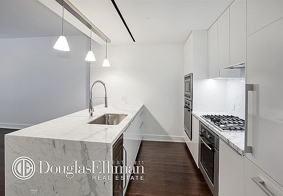 5th image of 5 Franklin Pl APT 15B