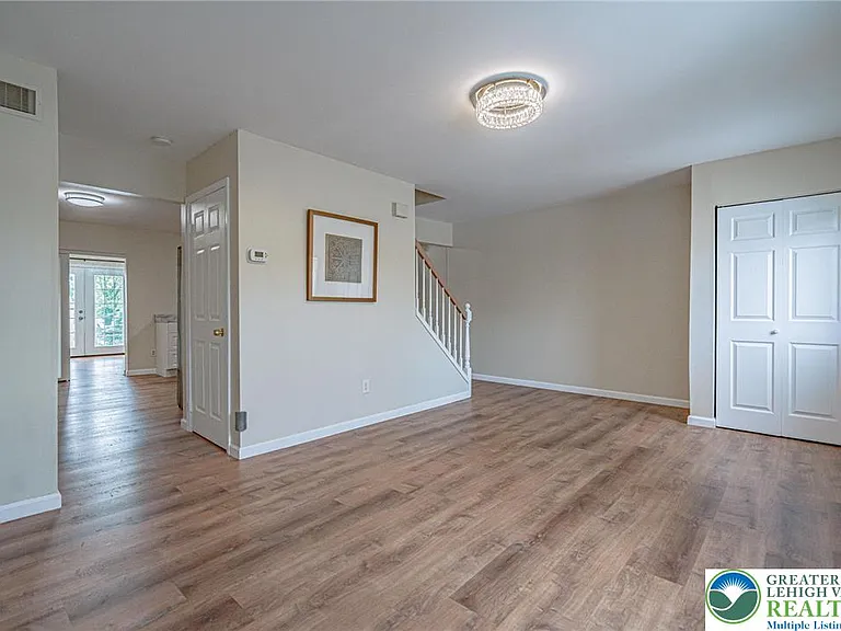 5650 Greens Dr — Photo 6