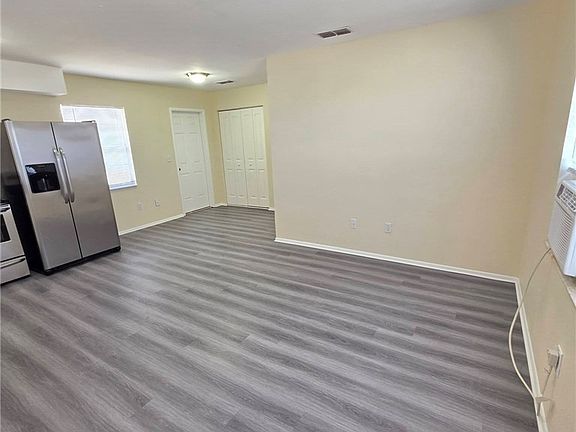4th image of 821 Grand Ave