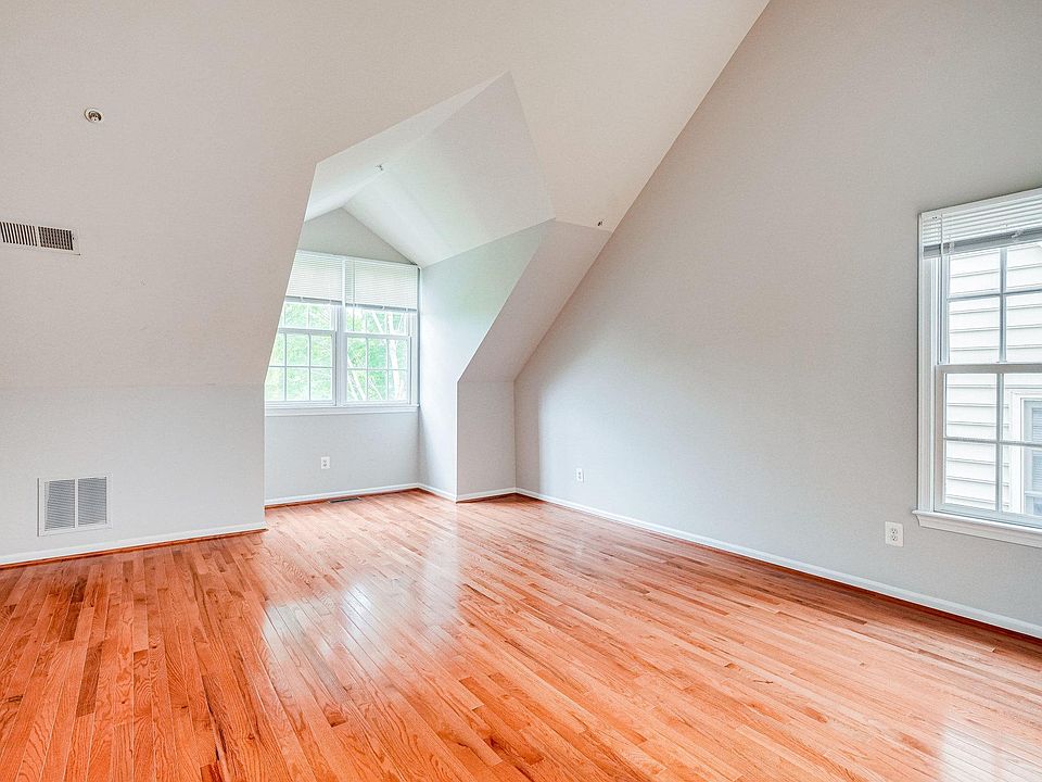1st image of 316 Fallsgrove Dr