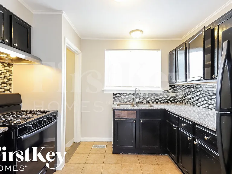 14347 Woodlawn Ave — Photo 4