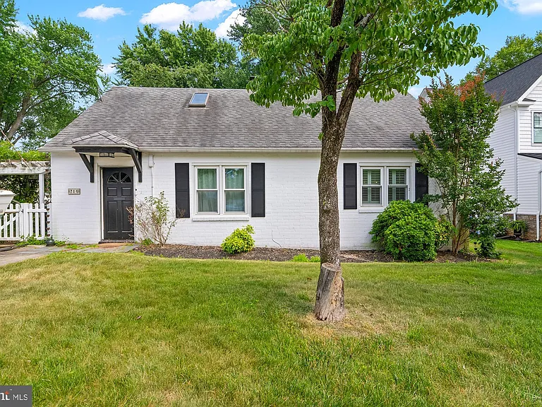 214 Sumner Rd — Photo 36