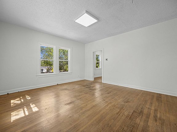 3rd image of 906 W 31st St