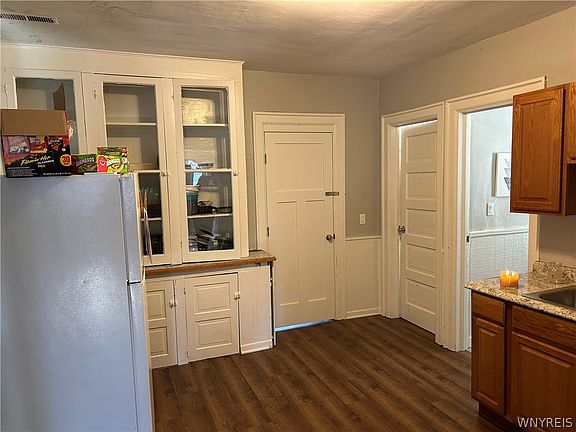 5th image of 52 Kamper Ave