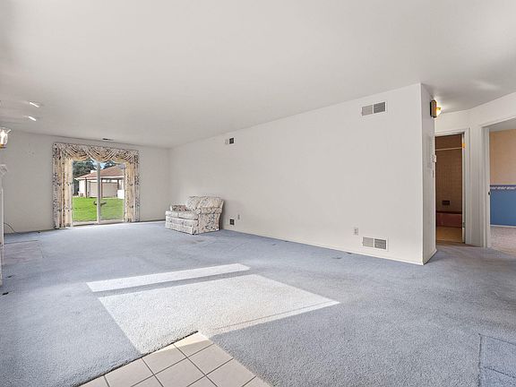 3rd image of 823 Spruce Ln