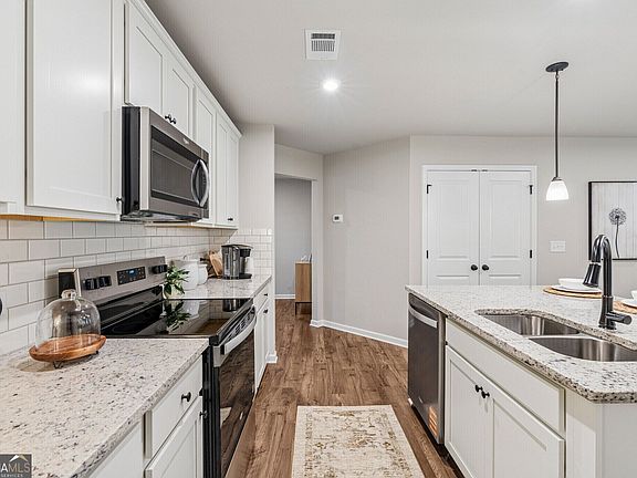2nd image of 16 Silver Leaf Ln #1
