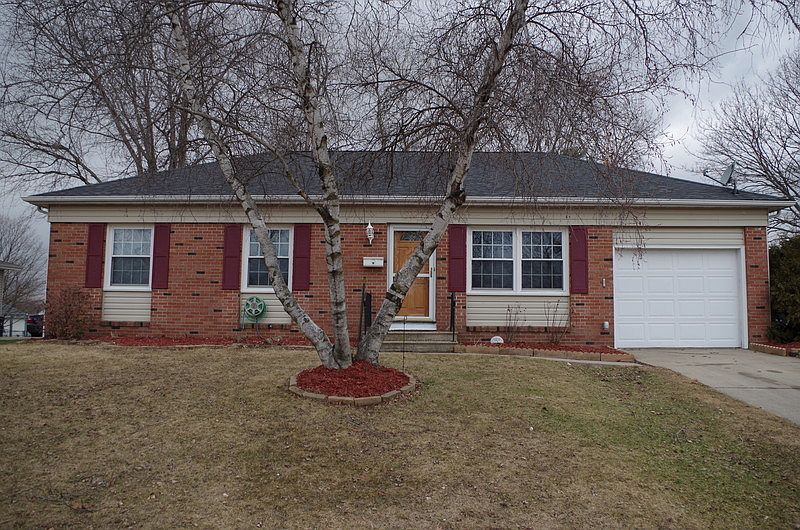 100 Atwood Dr SW : Newer roof, vinyl siding, garage door opener, shutters and windows!