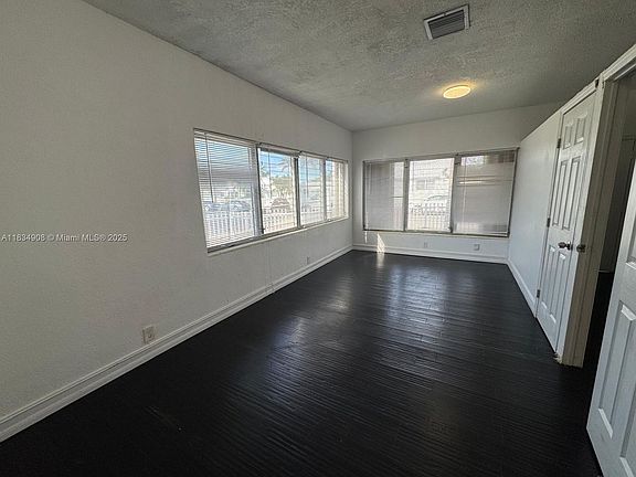 3rd image of 8140 Crespi Blvd