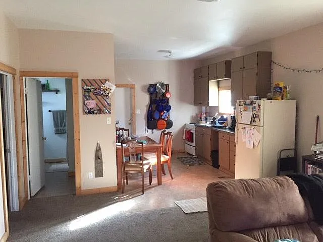 319 N Edwards St — Photo 3
