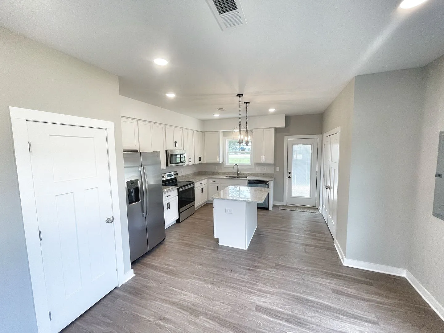 Adorable Single Family Townhome — Photo 4