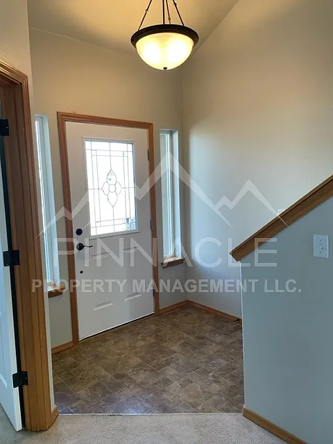 4 bed, 2.5 bath, 2393 sqft, $2,800 — Photo 2