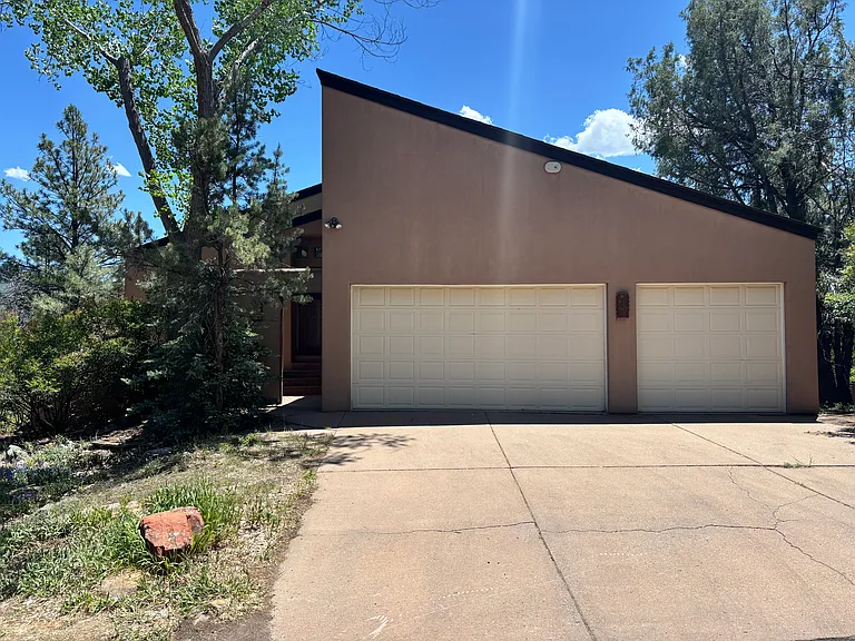 215 Valley View Cir — Photo 1